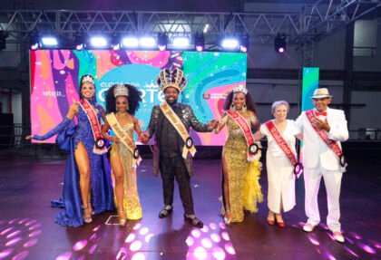 As inscrições para o concurso que definirá a Corte do Carnaval de São Paulo 2025 estão chegando ao fim! Se você sonha em ocupar o posto de Rei Momo, Rainha, Primeira ou Segunda Princesa, não perca tempo: o prazo se encerra no dia 02 de janeiro de 2025. Os interessados devem acessar o site da SPTuris, na página oficial do concurso: http://www.spturis.com/carnavalinscricaocorte. Quem pode participar? Residência: Ser brasileiro e morar na capital paulista. Idade: Ter entre 18 e 45 anos (mulheres) ou entre 18 e 60 anos (homens) até o dia da eleição. Escolaridade: Ensino Fundamental completo. Restrições: Não ter sido eleito Rei Momo ou Rainha nas edições de 2023 e 2024. Além disso, os candidatos a Rei Momo devem ter peso mínimo de 110 quilos. Vagas limitadas! De acordo com o regulamento, somente os 10 primeiros inscritos para Rei Momo e as 12 primeiras candidatas a Rainha poderão participar da eleição. Crédito da Foto: Jose Cordeiro / SPTuris Premiação A premiação será feita de acordo com o posto: Rei Momo e Rainha: R$ 21.000,00 cada 1ª Princesa: R$ 16.000,00 2ª Princesa: R$ 11.000,00 Cidadão e Cidadã Samba: R$ 3.000,00 cada Documentos necessários para a inscrição: Número da Cédula de Identidade (RG) ou CNH; Número do Cadastro de Pessoa Física (CPF); Número do PIS/PASEP ou NIT; Endereço completo com CEP (Cidade de São Paulo); Corte do Carnaval 2024 de SP- Foto: Jose Cordeiro/SPTuris