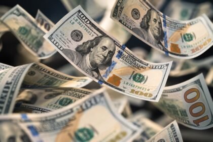 Cédulas de Dólar em Movimento